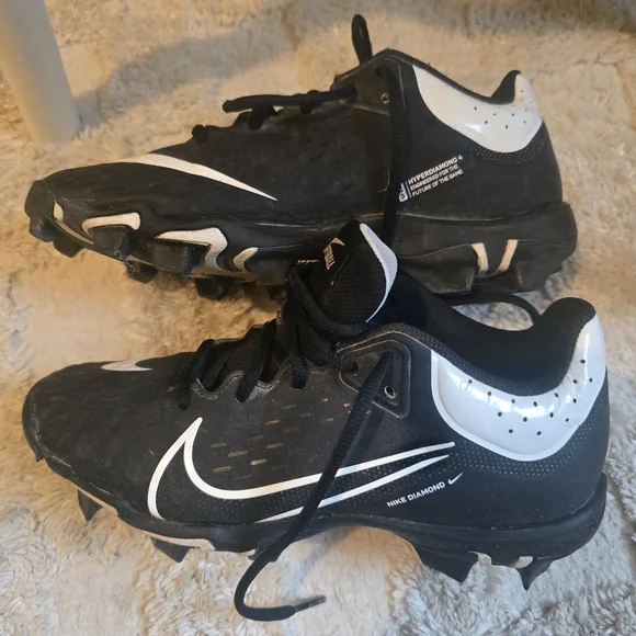 NIKE Softball Cleats - Picture 2 of 3